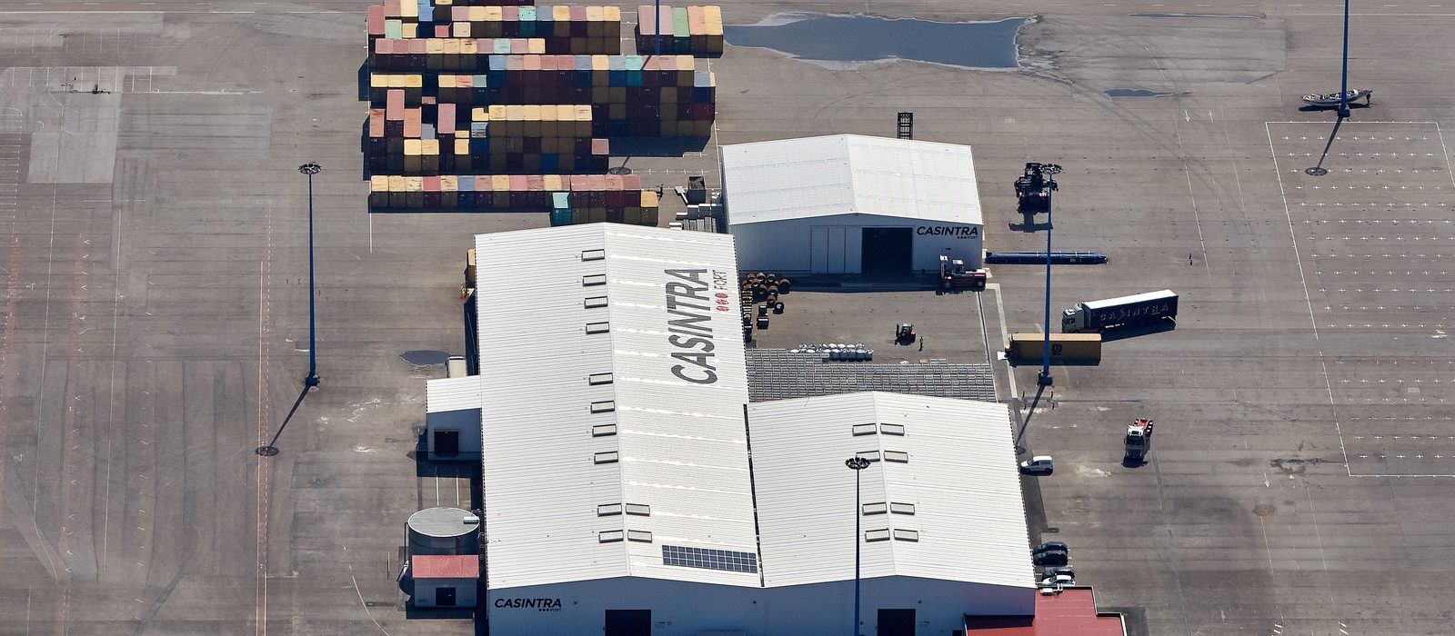 Nave de Casintra Port en el Puerto de El Musel con contenedores apilados
